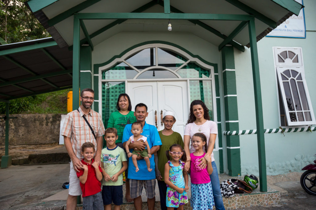 Heather Flythe (R), her husband, Trip (L), and their four children on a visit to the Rumah Singgah hospital house in Kalimantan.