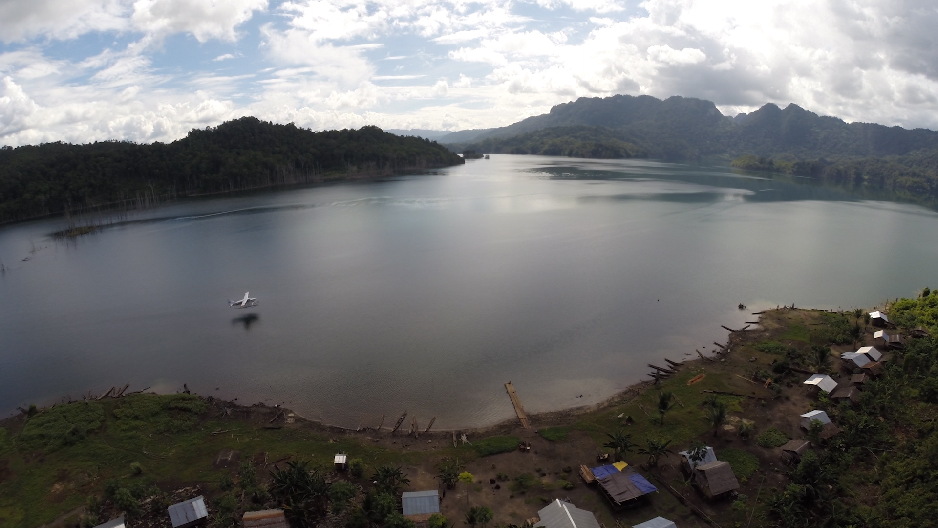 esrotnamba lake and plane_Hewes