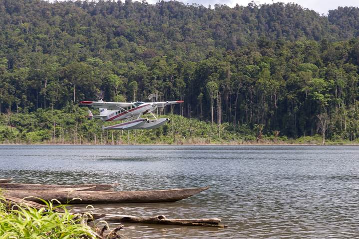 floatplane landing esrotnamba_Hewes