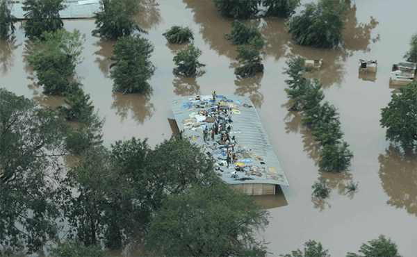 Families seek refuge from flooding caused by Cyclone Idai near Beria, Mozambique.